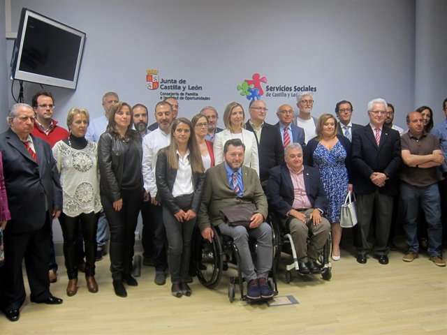 Foto de familia de la consejera y el Tercer Sector. 