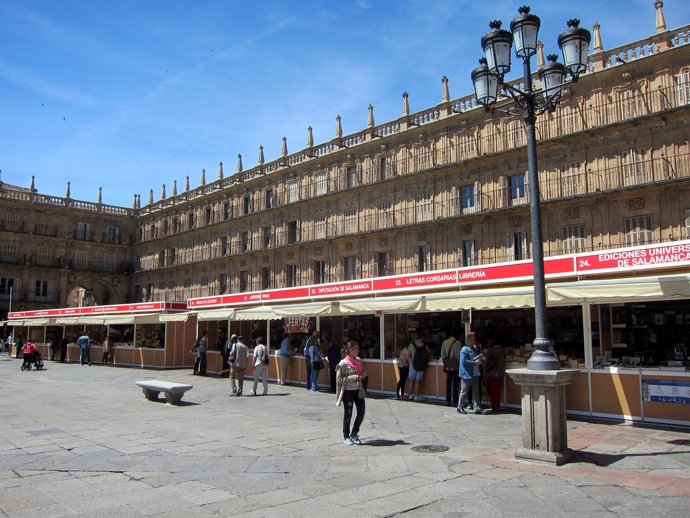     Salamanca: Feria Del Iibro En La Plaza Mayor                           