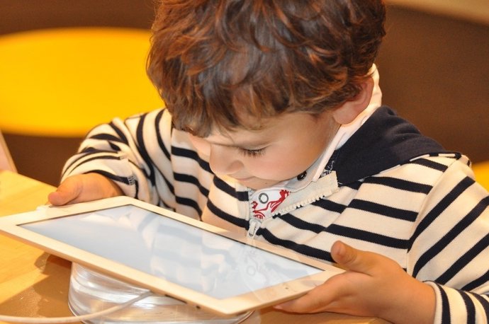 Niño jugando con una tablet