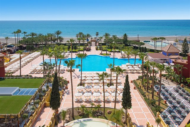 Málaga Playa hotel turismo piscina torrox viajeros turistas relax ocio verano 