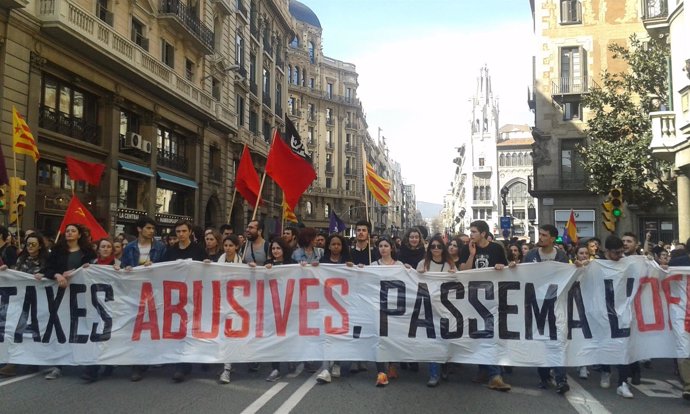 Unos 4.000 universitarios se manifiestan en Barcelona