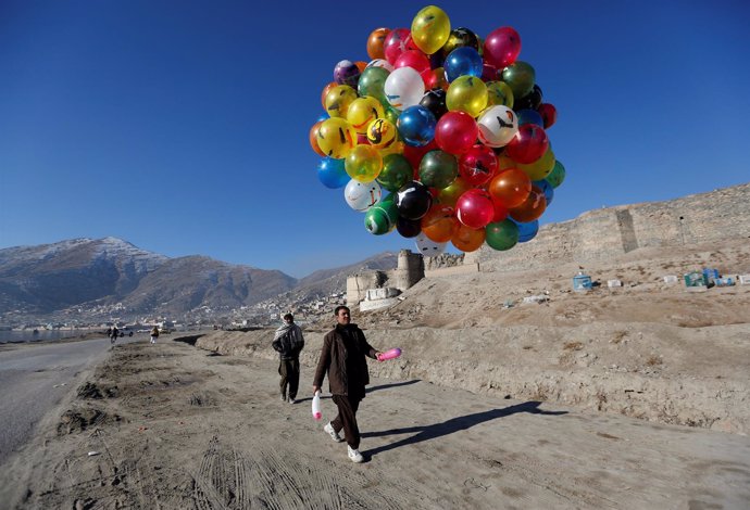 Hombre con globos en Kabul