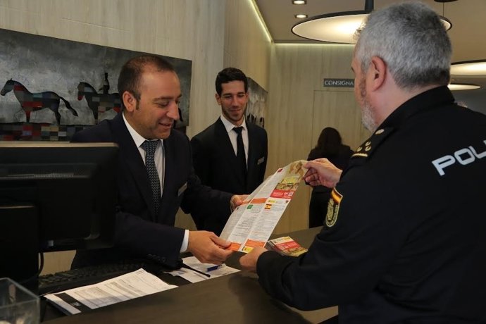 Policía y responsable hotelero