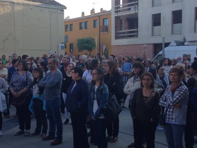 Vecinos de Caldes de Malavella rinden un minuto de silencio