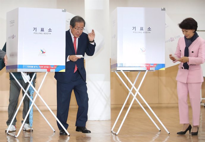 Elecciones en Corea del Sur, Hong Joo Pyo, votando