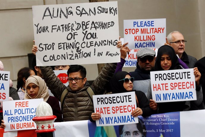 Manifestantes protestan en Londres contra Suu Kyi