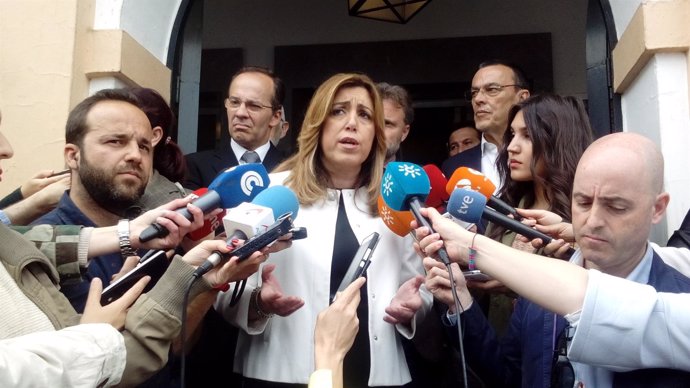 Susana Díaz atiende a los medios en Hinojos (Huelva)