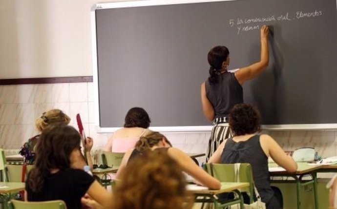 Imagen de archivo de una profesora en clase