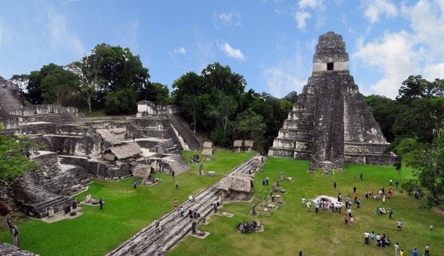 Complejo de pirámedes gemelas en Tikal