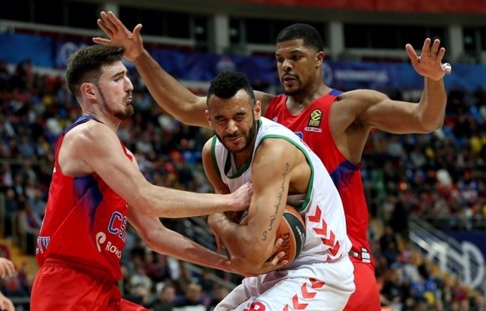 Hanga (Baskonia) y De Colo (CSKA Moscú) pelean por el balón