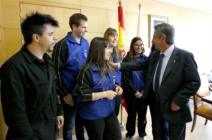 Revilla con las jugadoras del ETM