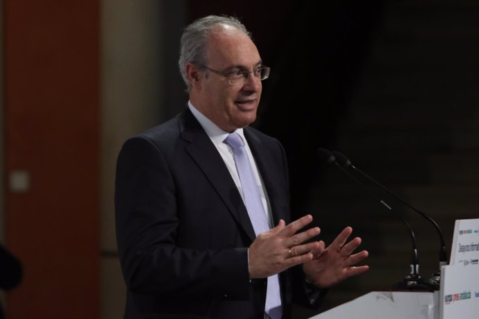 El presidente del Parlamento andaluz, Juan Pablo Durán, durante el desayuno