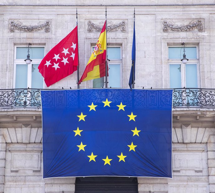 Bandera de la Union Europea en la Fachada de Sol