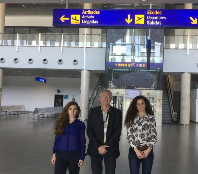 DOS ESTUDIANTES HACEN PRÁCTICAS EN EL AEROPUERTO