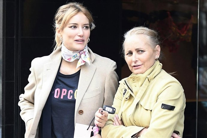 ALBA CARRILLO CON SU MADRE, LUCÍA PARIENTE