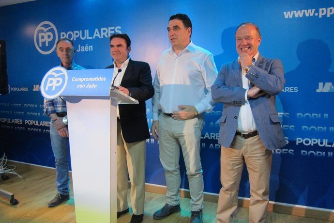 Miguel Moreno, junto a alcaldes del PP que lo apoyan, en la rueda de prensa.