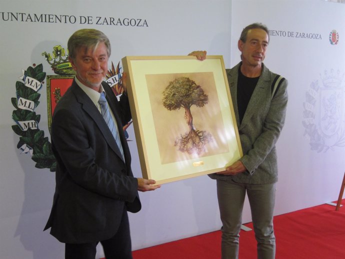 El alcalde de Zaragoza entrega la Estrella de Eurpa a SOS Racismo Aragón