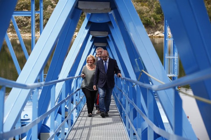 Lambán, Godia y Olona en su visita a los regadíos de Mequinenza 