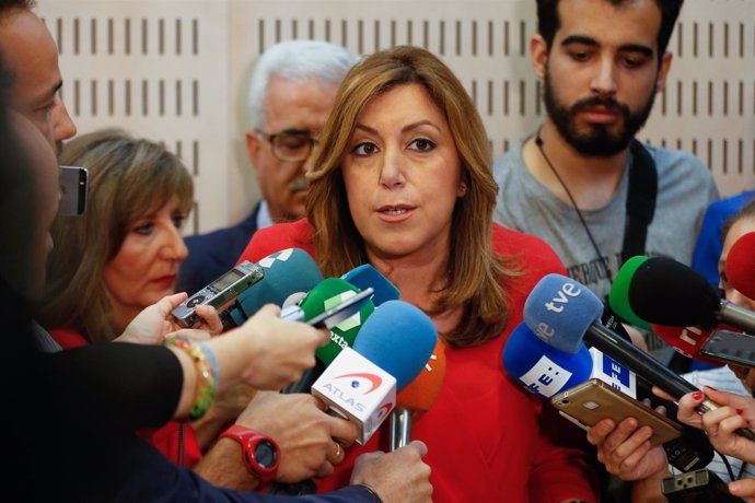 Susana Díaz, este martes, atendiendo a los medios