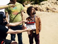 Álvaro Cervantes, Íngrid García-Jonsson y Marcel Borràs se unen a Dinklage en el corto de Estrella Damm