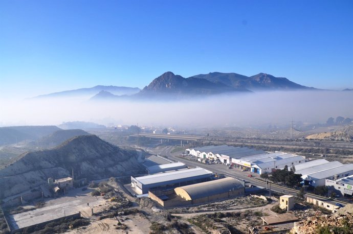 Nube de humo que cubre el núcleo urbano de Cieza, contaminación