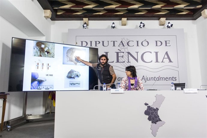 Miguel Mezquida explica los hallazgos en la fosa 82 del cementerio de Paterna