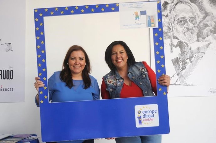 Las diputadas provinciales Ana Carrillo (izda.) y Lola Amo celebran la efeméride