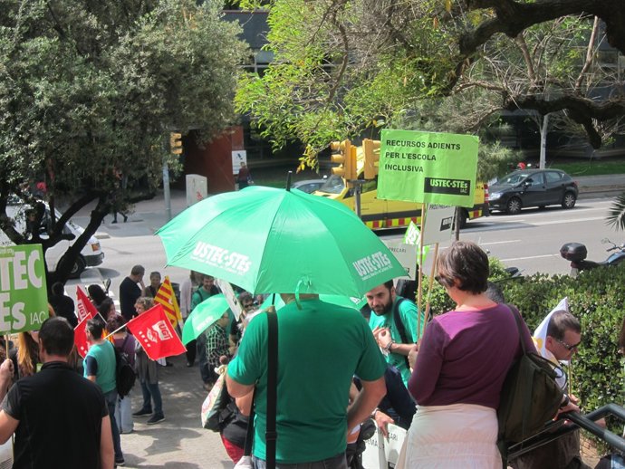 Concentració de sindicats davant Ensenyament
