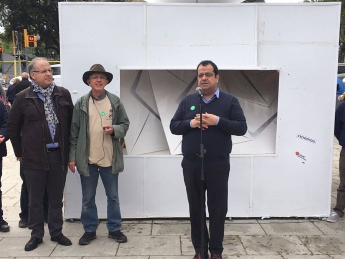 Joan Ignasi Elena davant una urna geganta