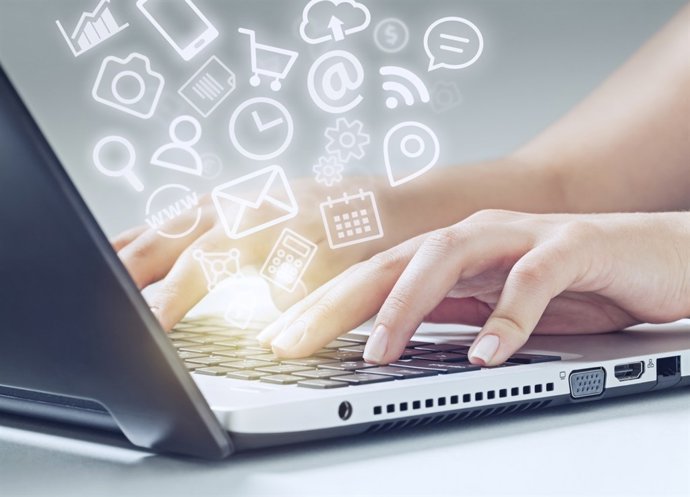 Com ensenyar a distiguit una farsa d'una realitat en internet