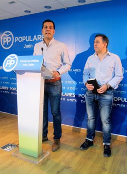 Juan Diego Requena (i), junto a Francisco Palacios, en la rueda de prensa.