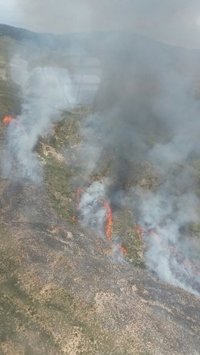 Infoca trabaja en la extinción de un incendio forestal de matorral en Sierra de Alhamilla