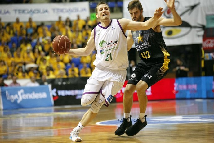 Adam Waczynski e Aaron Doornekamp Iberostar Tenerife contra Unicaja 