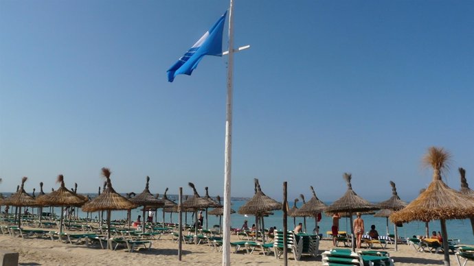Bandera azul en playa de Palma