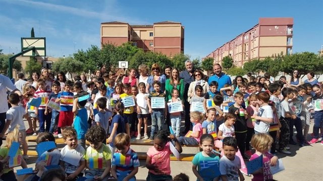 Ruiz (centro) junto a alumnos participantes en la actividad