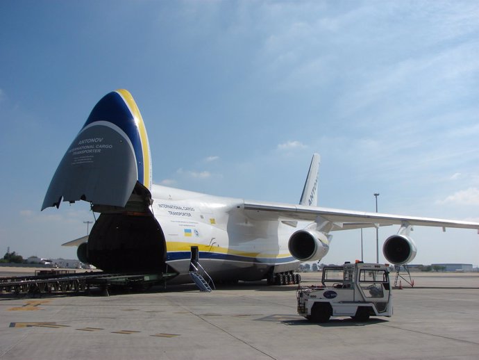 Avión de carga Antonov en el aeropuerto de Sevilla          