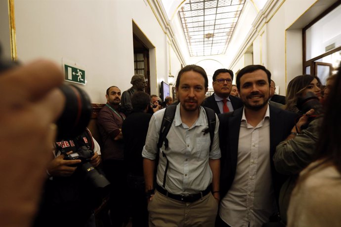 Pablo Iglesias y Alberto Garzón en los pasillos del Congreso
