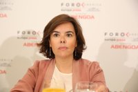Santamaría evita valorar la encuesta del CIS y recalca que "éste es un momento para la estabilidad en España"
