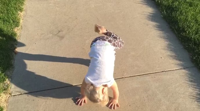 Una niña intenta por todos los medios deshacerse de su sombra