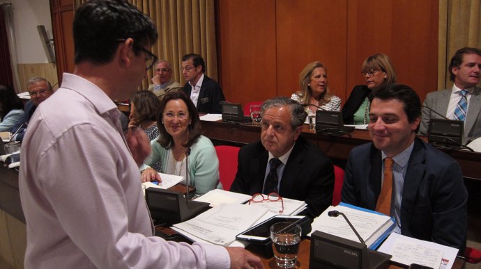 Pedro García conversa con ediles del PP en el Pleno