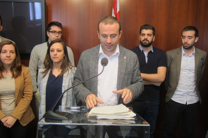 El concejal de CiU en Barcelona Raimond Blasi y consejeros de distrito