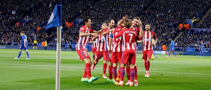 Los jugadores del Atlético celebran el gol de Saúl