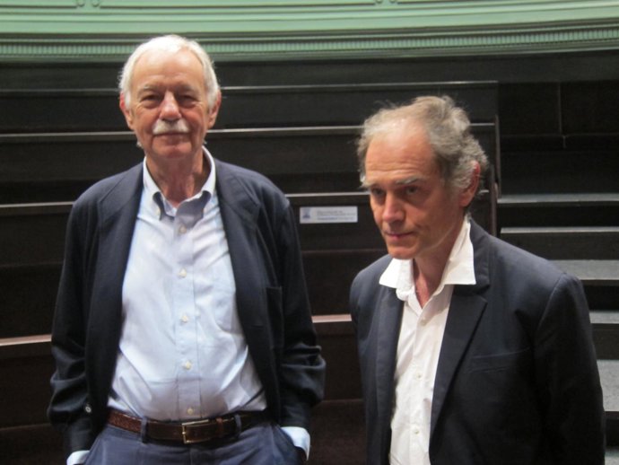 Los escritores Eduardo Mendoza y Javier Pérez Andújar en el Paraninfo  