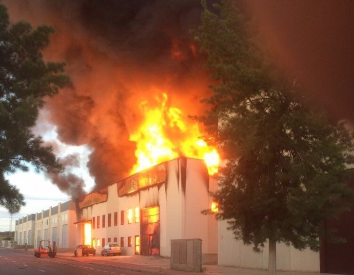 Incendio en una fábrica de caucho en Santa Pola