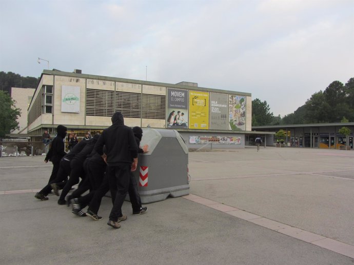 Estudiantes de la UAB montando barricadas en el campus de la UAB 