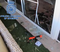 Detenidos dos hombres al robar en una vivienda de Maspalomas (Gran Canaria) tras romper una ventana con un hacha