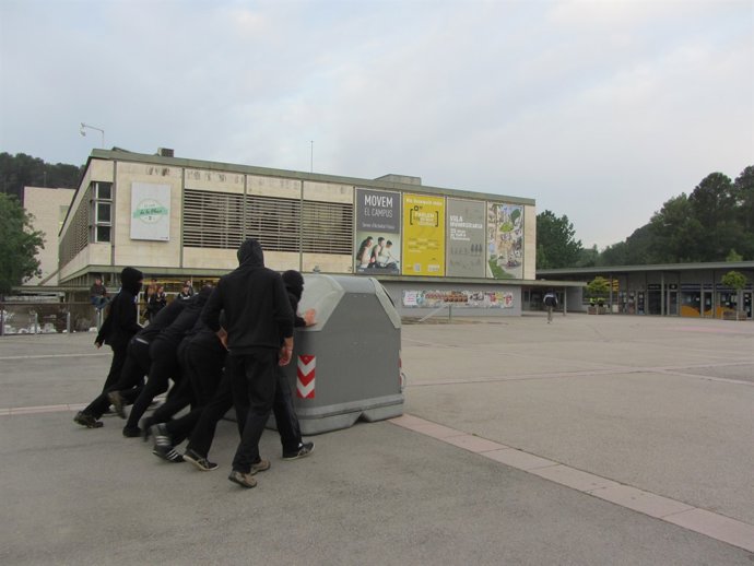 Estudiants de la UAB muntant barricades al campus de la UAB 