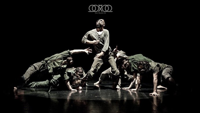 Un moment de l'espectacle  Sinestèsia de la companyia Iron Skulls 