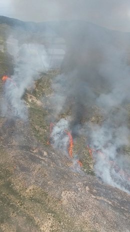 Frentes con llamas en una ladera de Sierra Alhamilla