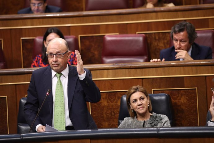 Cospedal y Cristóbal Montoro en la sesión de control al Gobierno en el Congreso